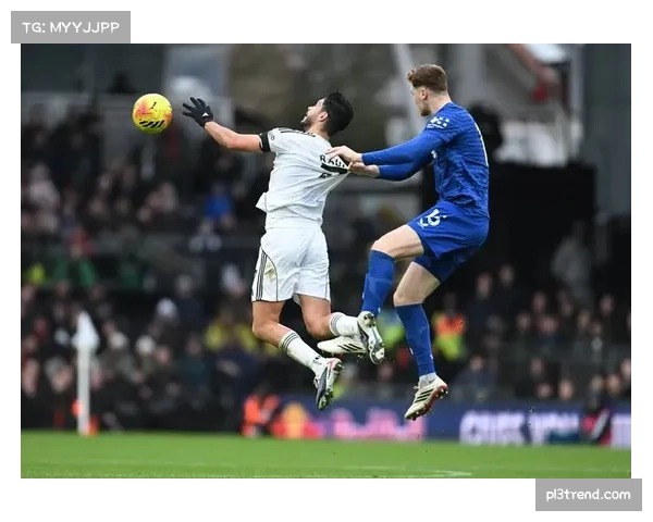 埃弗顿边路进攻效率低下,霍尔阿姆斯特朗未能突破防线 埃弗顿边路进攻效率低下,霍尔阿姆斯特朗未能突破防线